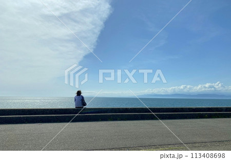 千本浜を眺める女性 千本浜を眺める女性 113408698
