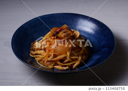 シメジと玉ねぎのトマトソースパスタ シメジと玉ねぎのトマトソースパスタ 113408758