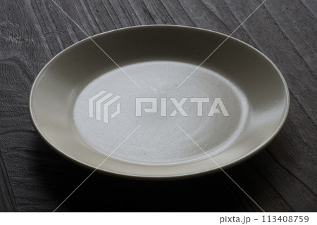 白い皿の背景素材 113408759