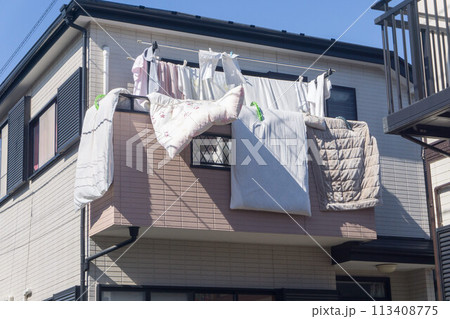 風に当たった洗濯物　ベランダ　布団干し 113408775