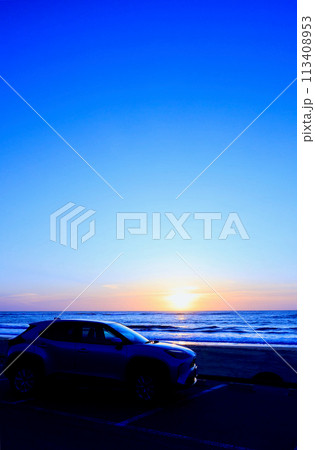 海から昇る朝日と車 海から昇る朝日と車 113408953