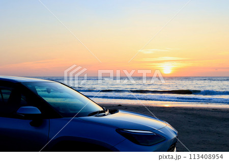 海から昇る朝日と車 海から昇る朝日と車 113408954