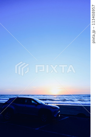 海から昇る朝日と車 113408957