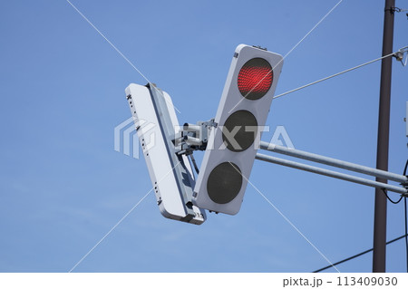 斜めに設置されたLED信号機 赤信号 斜めに設置されたLED信号機 赤信号 113409030