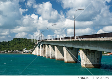 エメラルドブルーの海に浮かぶ浜比嘉大橋（沖縄県）を望遠レンズの圧縮効果を活かした構図で撮影 113409069