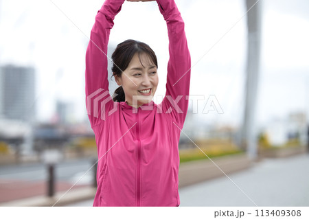 スポーツウェアでストレッチをするミドル女性 113409308