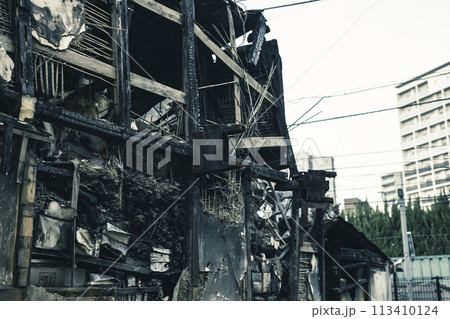 黒こげに燃えた火事の現場 113410124