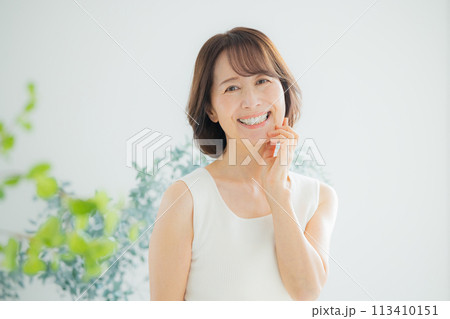 ミドル女性のスキンケアイメージ 113410151