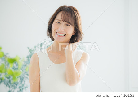 ミドル女性のスキンケアイメージ 113410153