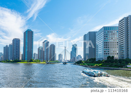 隅田川ウォーターフロントと高層ビル群 113410168
