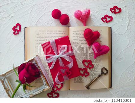 洋書と赤いギフトボックスとハート 113410301
