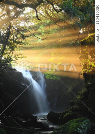 光さす夫婦滝（熊本県南小国町・縦構図） 113410380