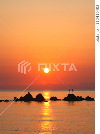 奈多海岸の日の出（杵築市・縦構図） 113410402