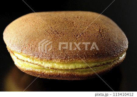 どら焼きを黒背景で撮影 どら焼きを黒背景で撮影 113410412