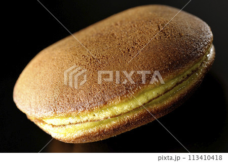 どら焼きを黒背景で撮影 113410418