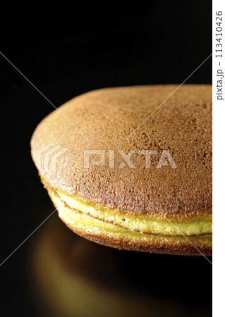 どら焼きを黒背景で撮影 どら焼きを黒背景で撮影 113410426