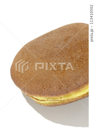 どら焼きを白背景で撮影 どら焼きを白背景で撮影 113410502