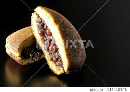 カットされたどら焼きを黒背景で撮影 113410548