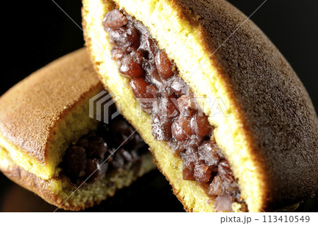 カットされたどら焼きを黒背景で撮影 113410549