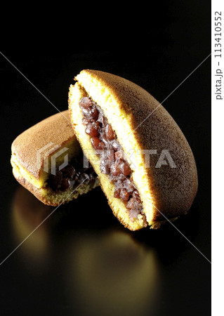 カットされたどら焼きを黒背景で撮影 113410552