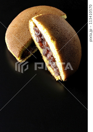 カットされたどら焼きを黒背景で撮影 カットされたどら焼きを黒背景で撮影 113410570