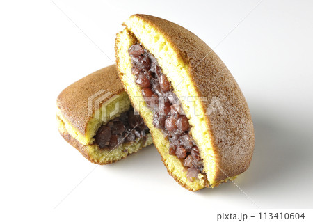 カットされたどら焼きを白背景で撮影 113410604