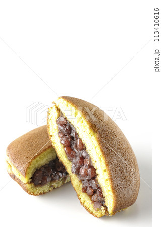カットされたどら焼きを白背景で撮影 カットされたどら焼きを白背景で撮影 113410616