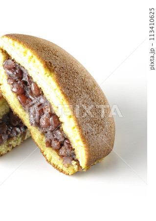 カットされたどら焼きを白背景で撮影 113410625