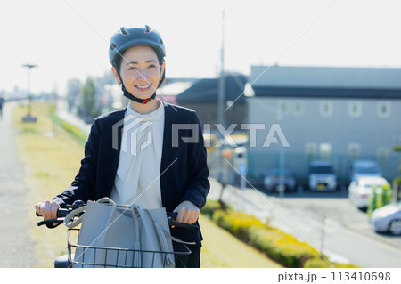 自転車に乗って通勤するミドル女性 113410698