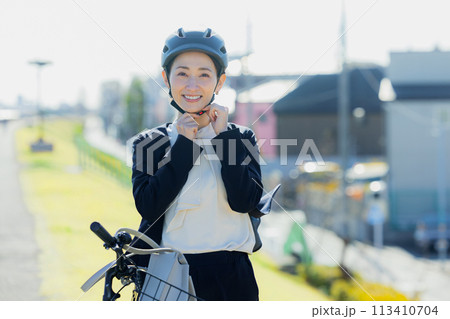自転車に乗って通勤するミドル女性 113410704