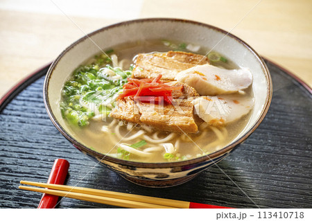 美味しそうな沖縄そば 113410718