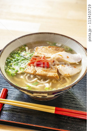 美味しそうな沖縄そば 113410719