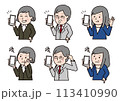 スマホを持つ困ったスーツ高齢者 113410990