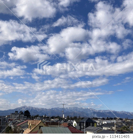 雪の残る山 113411405
