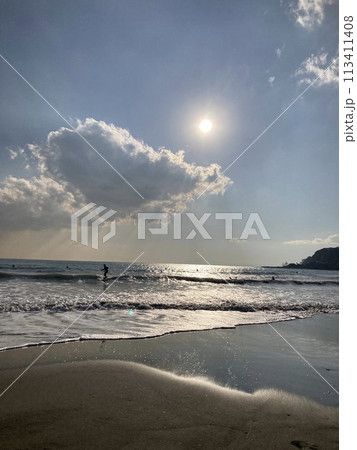 海に沈む太陽 113411408