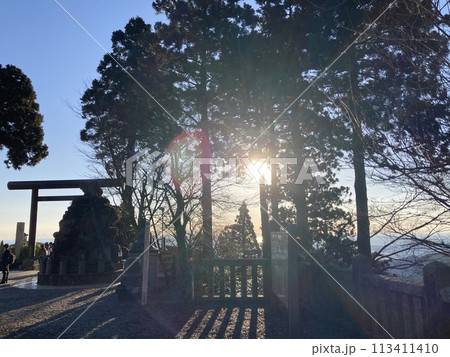 鳥居から照らされた朝日 113411410