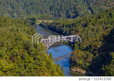 鉄橋を走る電車 113411500