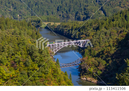 鉄橋を走る電車 鉄橋を走る電車 113411506