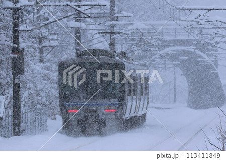【JR西日本】雪の中の521系（北陸本線：南今庄駅） 113411849