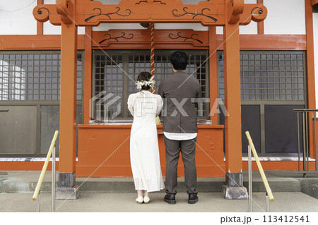 神社でお参りするカップル 神社でお参りするカップル 113412541