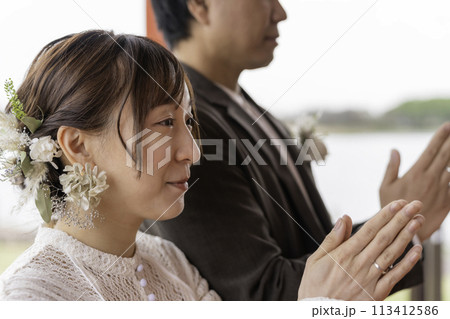 神社でお参りするカップル 神社でお参りするカップル 113412586