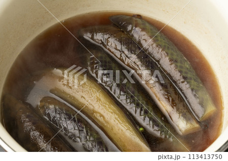 茄子の煮浸し 鍋で煮る 茄子の煮浸し 鍋で煮る 113413750