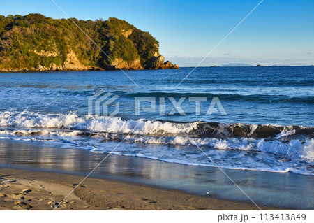 南伊豆　弓ヶ浜　美しい夕暮れ時の海（静岡県） 113413849