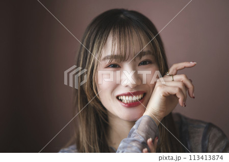 カメラ目線で笑顔の若い女性 113413874