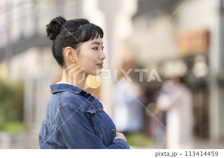 街角に立つ若い女性 横顔 街角に立つ若い女性 横顔 113414459