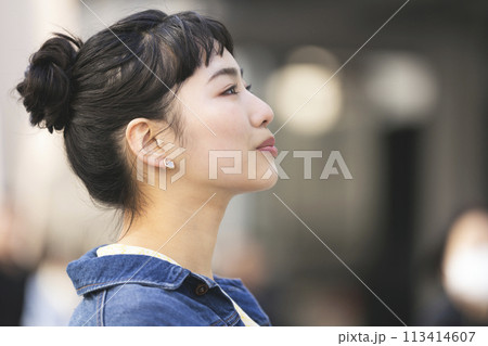 笑顔の若い女性 横顔 笑顔の若い女性 横顔 113414607