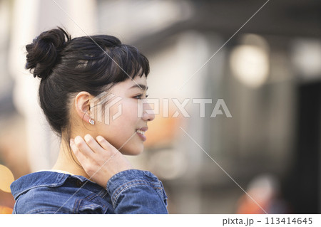 街角に立つ若い女性　横顔 113414645