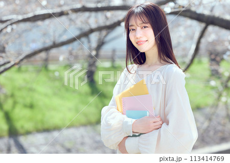 桜並木の河川敷を歩く女性 桜並木の河川敷を歩く女性 113414769