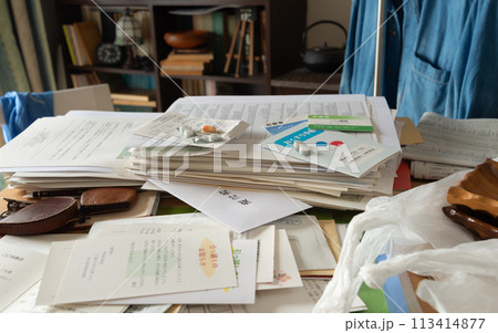 書類に紛れ込んでいた遺言書　遺品整理　汚部屋　後から見つかった遺言書 113414877