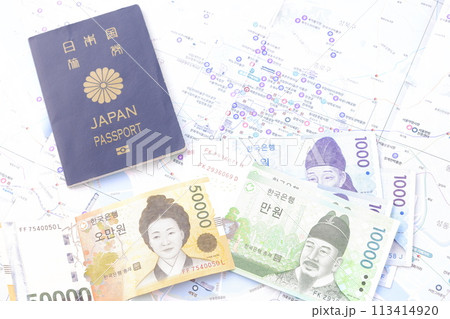 日本のパスポート（一般旅券5年用紺色）と、韓国の通貨ウォンKRWの紙幣 113414920